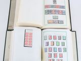 un livre dont les pages sont ornées de timbres et un livre dont les pages sont ornées de timbres