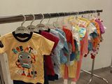 un présentoir de vêtements pour bébés dans un magasin de vêtements