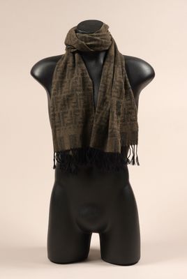 un mannequin noir sur lequel est posé un foulard marron