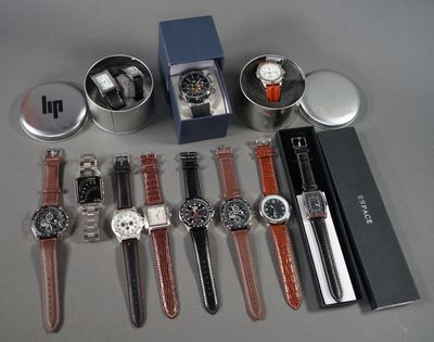 un grand nombre de montres posées sur une table