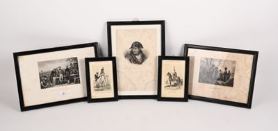 quatre photos encadrées représentant des hommes et des femmes sur fond blanc