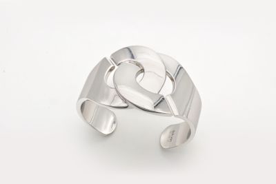 bracelet manchette en argent sterling avec un cœur découpé au centre