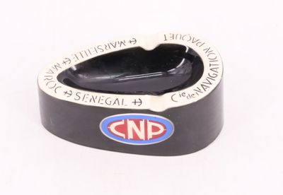 un cendrier noir orné d'un logo bleu et blanc