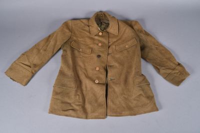 veste marron avec des boutons à l'avant et à l'arrière