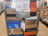 une grande cage métallique contenant de nombreuses boîtes