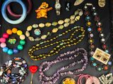beaucoup de bijoux posés sur une table noire
