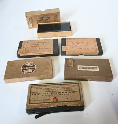 Plusieurs paquets de cigarettes sont alignés sur une table blanche
