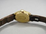 une image d'un gros plan d'une montre-bracelet sur une surface blanche