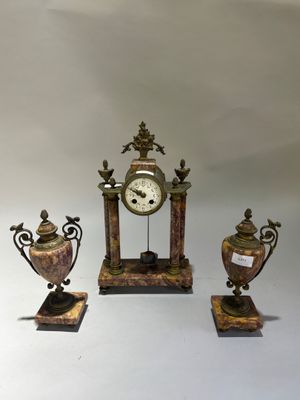 trois types de vases différents et une horloge exposés