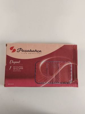 une boîte de chocolats vide posée sur une table blanche