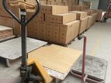 de nombreux cartons empilés sur les palettes dans l'entrepôt