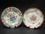 paire d'assiettes en porcelaine chinoise ornées de fleurs et d'oiseaux