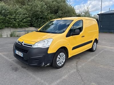 une camionnette jaune Citrole garée sur un parking, avec des arbres en arrière-plan