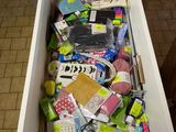 un tiroir rempli d'objets divers dans une cuisine