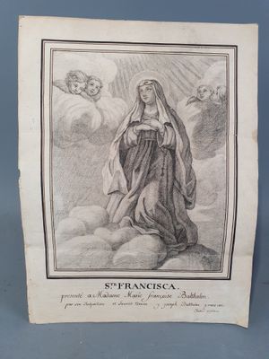 un dessin en noir et blanc représentant une femme debout sur un nuage