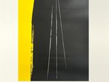 une image représentant une peinture noire et jaune sur un mur blanc