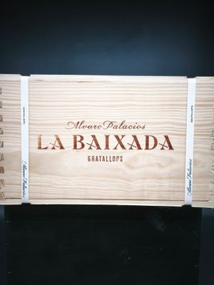 La caisse en bois est ouverte et prête à être remplie de vin.