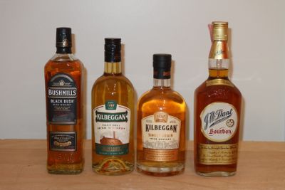 Plusieurs bouteilles de différentes sortes d'alcool sont alignées sur une table