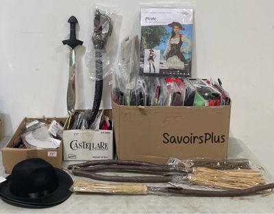 une boîte sur laquelle sont posés un chapeau, des ciseaux et d'autres objets