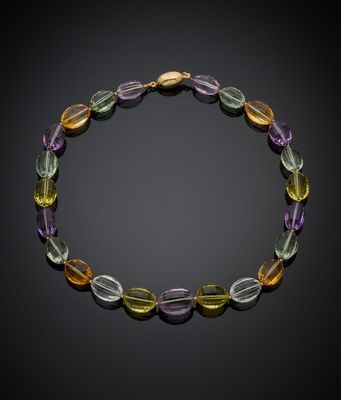 un bracelet composé de perles de verre multicolores sur fond noir