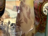 de nombreux vases et verres en verre exposés dans une vitrine