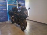 un motocycle garé à l'intérieur d'un bâtiment