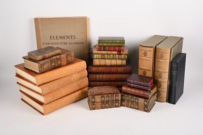 plusieurs livres empilés sur une surface blanche