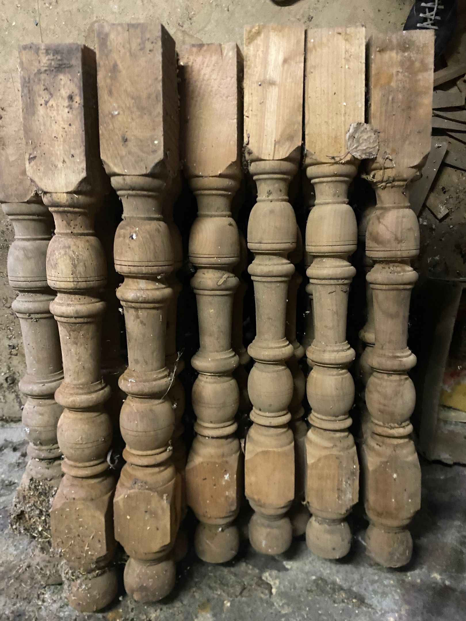 Important lot de 62 pieds de table Balustre, en bois tourné et en merisier (7,5X7,5X73Ht) et en l’état grenier. Idéal...