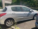 une voiture argentée garée à côté d'une autre voiture argentée dans un parking