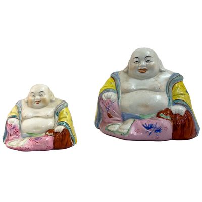 deux figurines de bouddhas assis l'un à côté de l'autre