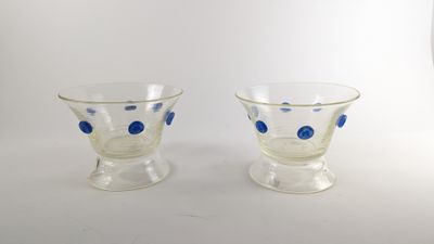 une paire de verres en verre bleu et transparent, ornés de pois