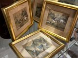 trois photos encadrées exposées dans une vitrine
