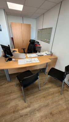 une image représentant un bureau avec un bureau et des chaises