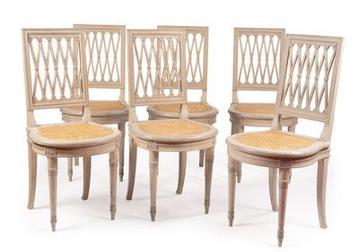 quatre chaises en bois avec des assises en osier sur fond blanc