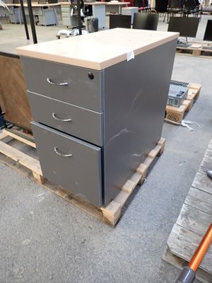 une armoire métallique à tiroirs posée sur une palette dans un entrepôt