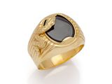 une bague en or avec une pierre noire au centre