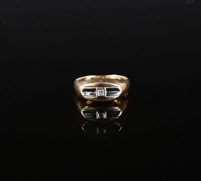 gros plan d'une bague en or sur une surface noire