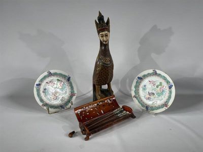 trois assiettes et une figurine représentant un homme assis sur un banc