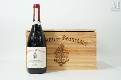 une bouteille de vin posée à côté d'une caisse en bois