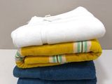 trois serviettes empilées les unes sur les autres sur une table