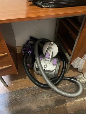 un aspirateur posé par terre à côté d'un bureau