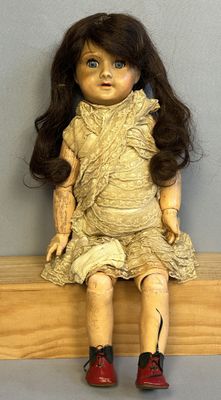 Poupée Ancienne yeux dormeurs en porcelaine bleue