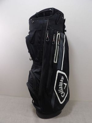 une photo d'un sac de golf posé par terre