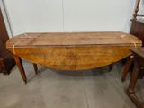 une table en bois avec un plateau en bois et deux chaises