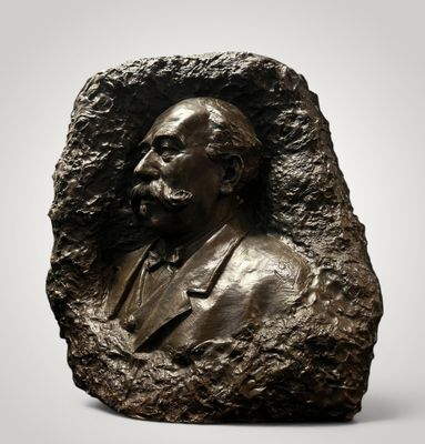 un buste en bronze représentant un homme barbu et moustachu