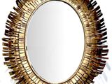 un miroir doré orné d'un motif en rayons de soleil