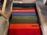de nombreux cartons empilés sur le sol