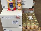 Des cartons de conserves sont empilés sur une palette dans un entrepôt