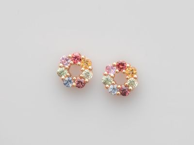 une paire de boucles d'oreilles multicolores sur fond blanc