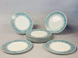 six assiettes bleues et blanches ornées de motifs floraux sont disposées sur une table